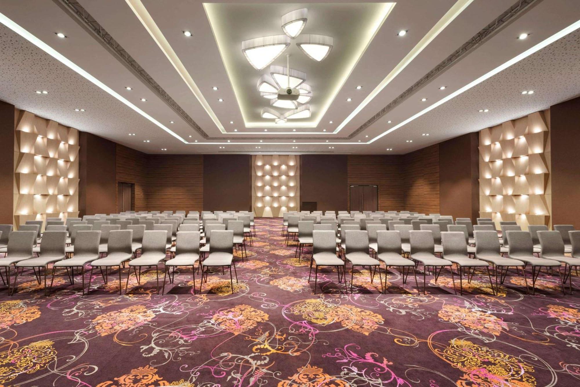 Ramada Plaza Craiova Hotell Eksteriør bilde