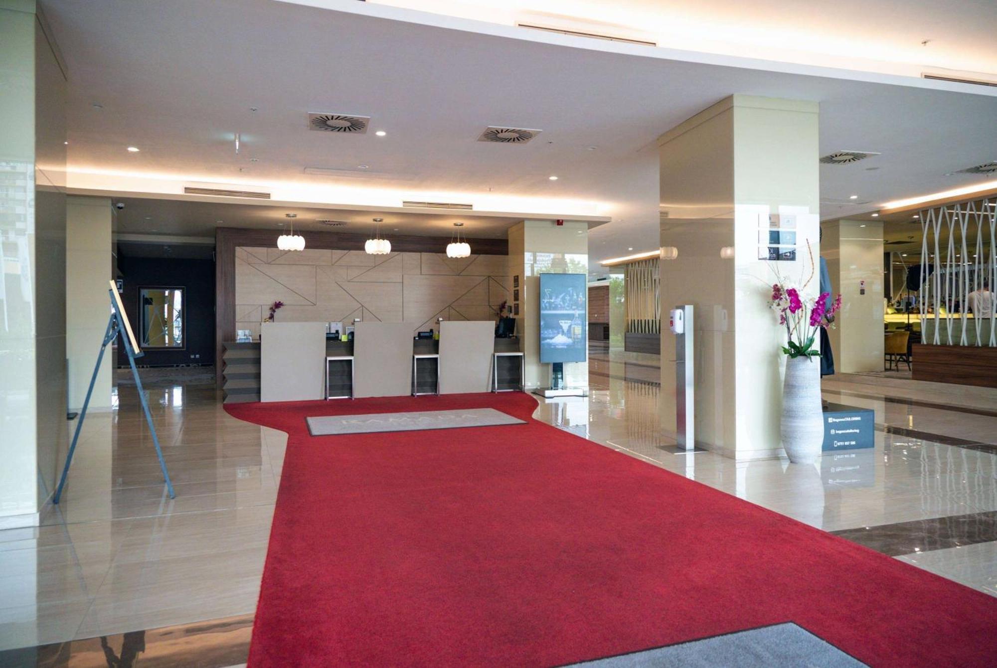 Ramada Plaza Craiova Hotell Eksteriør bilde